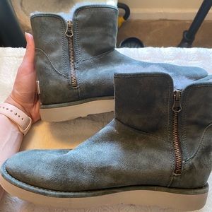 Abree Mini Ugg Boots - Like New!